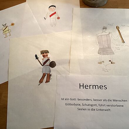 Kostümentwürfe der Probenklasse für Hermes.