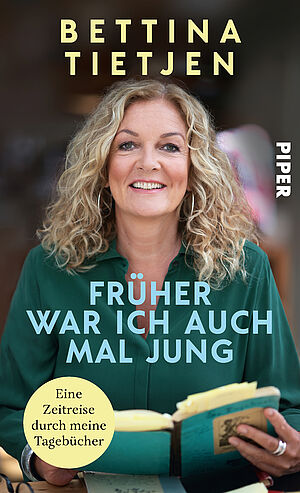 Cover des Buches "Früher war ich auch mal jung" von Bettina Tietjen aus dem Piper-Verlag. Darauf die Aufschrift "Eine Zeitreise durch meine Tagebücher" und ein Foto von Bettina Tietjen mit einem Buch in den Händen. Ihre blonden Locken fallen ihr auf die Schultern. Sie trägt ein grüner Oberteil.