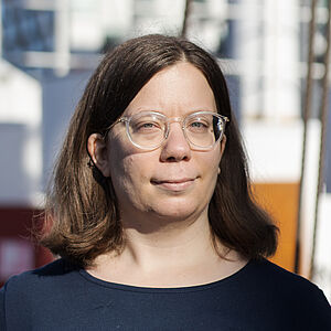Portraitfoto von Veronika Weiser in dunkelblauem Oberteil