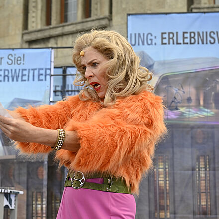 Eine Frau liest einen Zettel.