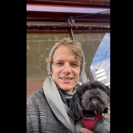 Screenshot vom Video mit Tobias Bieri und seinem Hund.