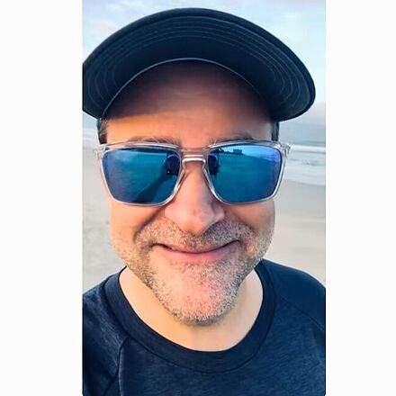 Portrait von Frank Josef Winkels am Strand.