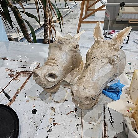 Pferdeköpfe entstehen im Malsaal