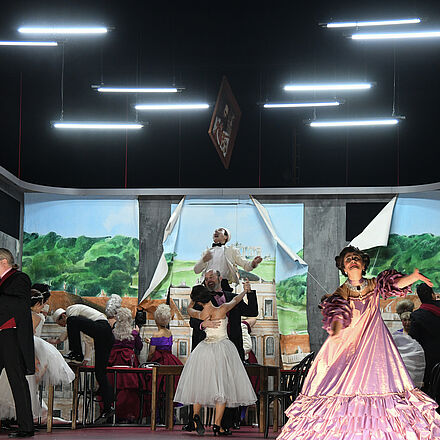 Chaotische Szene: Ein Bild hängt schief, und Tapeten werden von der Wand gerissen.