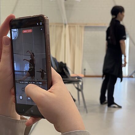 Der Screenshot zeigt das Ballett-Ensemble 