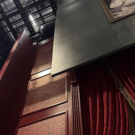 Auf dem Foto sieht man die Bühne inkl. Bühnenteile