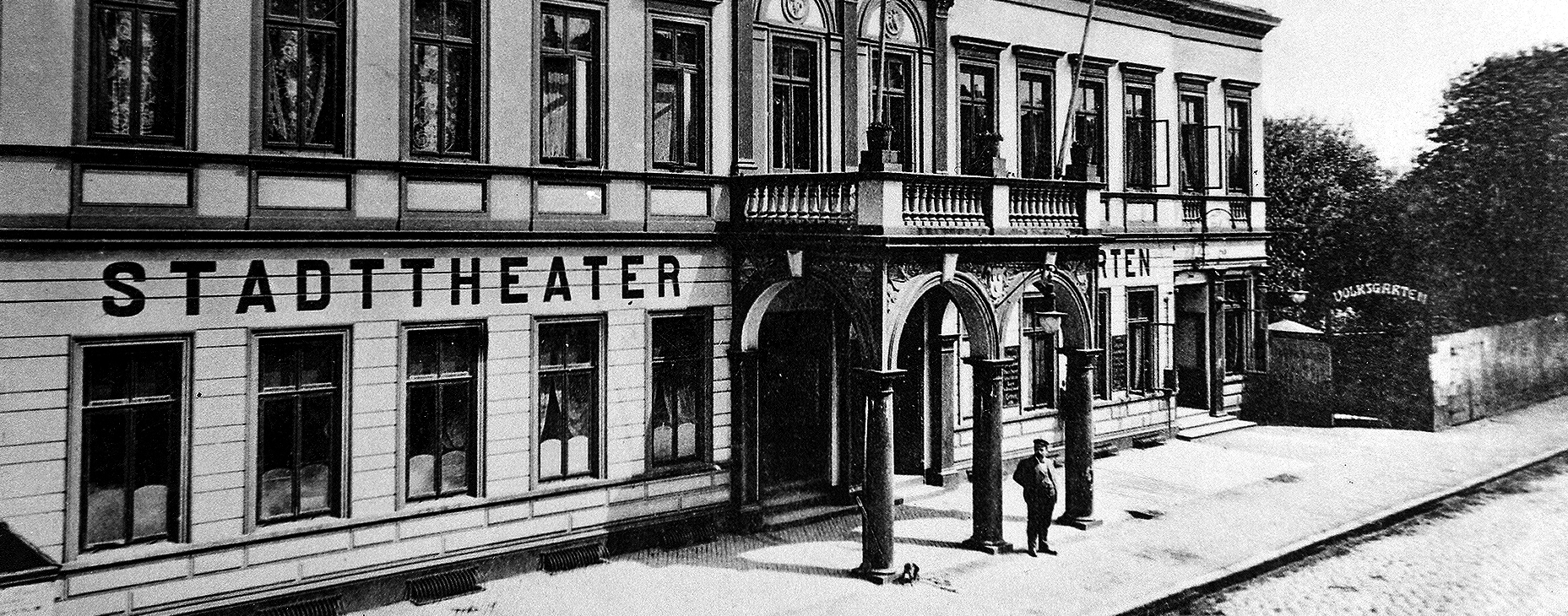 Schwarzweiß-Foto des Stadttheaters im Volksgarten