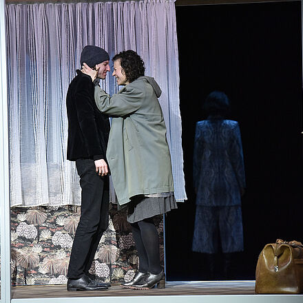 Eine Frau hält einen Mann fest.