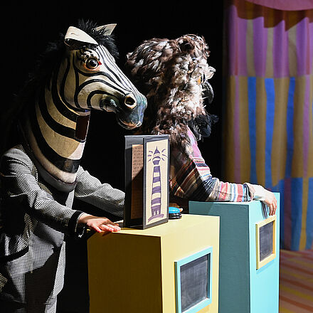 Zwei Personen stehen am Pult. 