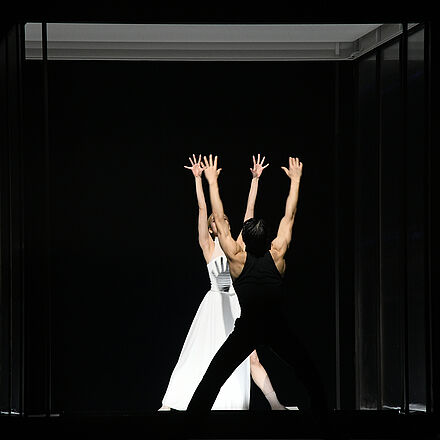 Eine Frau und ein Mann tanzen zusammen.