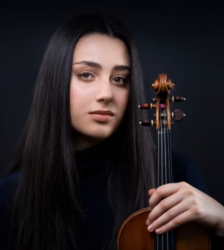 Portraitfoto von Lir Vaginsky. Sie hält eine Violine in ihrer linken Hand.