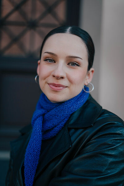 Caroline Hat (Foto: Emma Zimmel) Portraitfoto von Caroline Hat.
