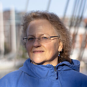 Portraitfoto von Ursula Heck in blauer Outdoor-Jacke