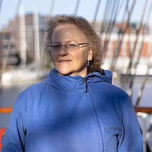 Portraitfoto von Ursula Heck in blauer Outdoor-Jacke