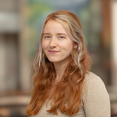 Portraitfoto von Hannah Roheger.