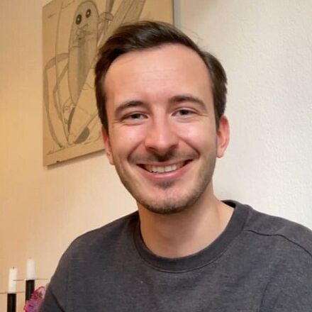 Portrait von Nuno Dehmel im Wohnzimmer.