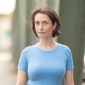 Portraitfoto von Lotta Hackbeil.