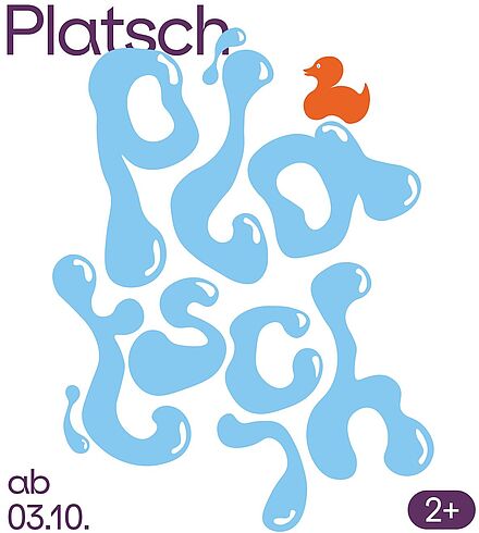 Grafik zu "Platsch". Wiederaufnahme am 03.10.2023. Für Kinder ab 2 Jahren. Der Schriftzug „Platsch“ in blauen rundlichen Buchstaben. Aus dem ersten A sitzt eine gelbe Ente.