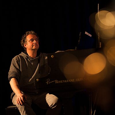 Joe Dinkelbach auf der Bühne am Klavier