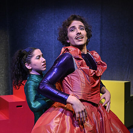 Eine Person hilft der anderen, das Kleid anzuziehen.