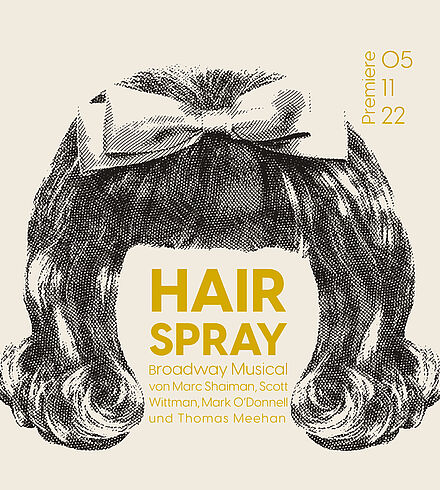 Blassgelbes Ankündigungsbild, gelbe Beschriftung: „Hairspray“, „Broadway Musical von Marc Shaiman, Scott Wittman, Mark O‘ Donnell und Thomas Meehan“, „Premiere: 05.11.22“. Toupierte Perücke mit weißer Schleife in grauer Farbe. 
