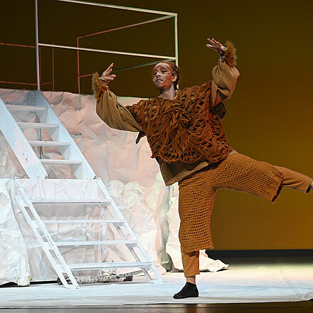 Ein Fuchs tanzt neben dem Podest aus Papier