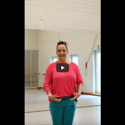 Video Screenshot. Kati Heidebrecht steht im Ballettsaal in der ersten Position.