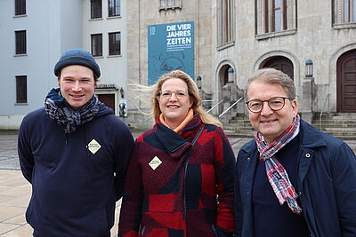 Marc Vinzing, Yvonne Blunk und Lars Tietje vor dem Stadttheater Bremerhaven