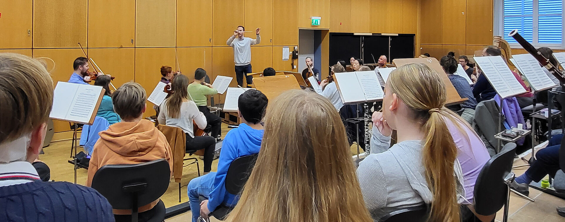 Kinder sitzen in einer Orchesterprobe