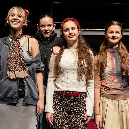 Die Vier stehen in der Reihe zusammen.