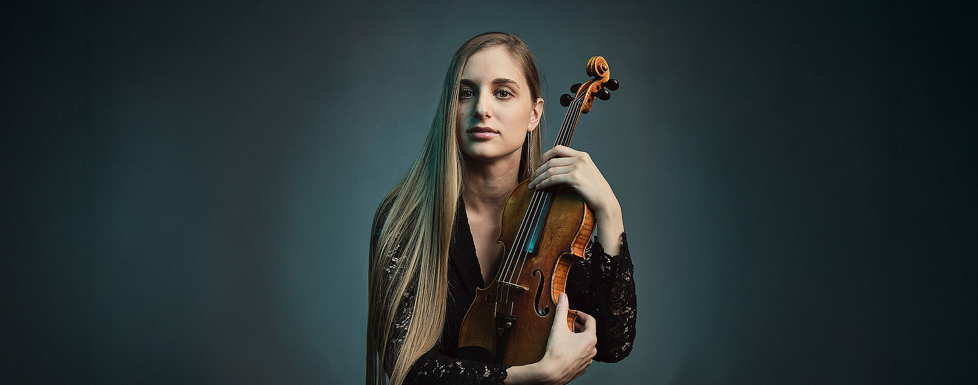 Portraitfoto von Francesca Bonaita. Sie hält eine Violine in ihren Händen.
