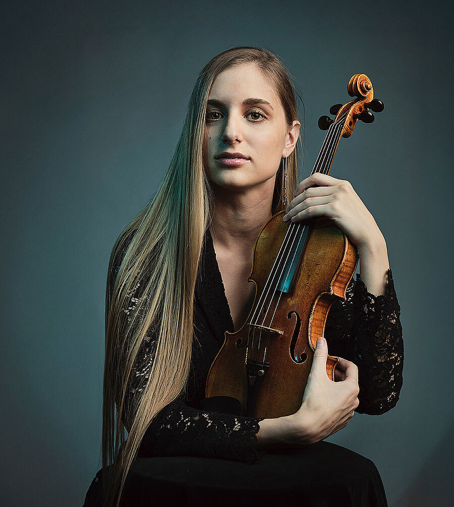 Portraitfoto von Francesca Bonaita. Sie hält eine Violine in ihren Händen.