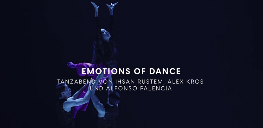 Screenhot aus dem Trailer für das Ballett Emotions of Dance. Drei Personen führen gemeinsam eine tänzerische Figur vor. Sie sind in blaues Licht gehüllt. Über dem Bild liegt der Titel des Balletts.