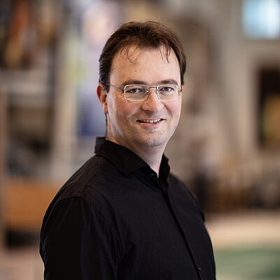 Portraitfoto von Jorrit van den Ham in schwarzem Hemd