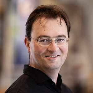 Portraitfoto von Jorrit van den Ham in schwarzem Hemd