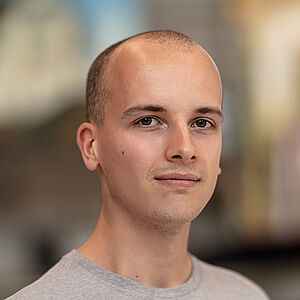 Portraitfoto von Florian von Zameck-Glyscinski in hellgrauem Pullover.
