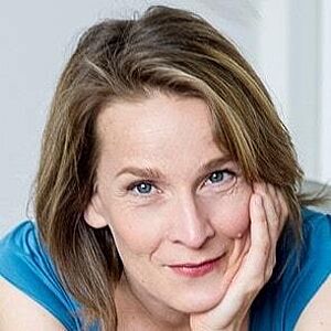 Portraitfoto von Ulrike Fischer. Ihr Kopf ist auf ihre linke Hand gestützt. Sie blickt nach oben und lächelt leicht. Ihr hellbraunes Haar ist schulterlang. Sie trägt ein türkises T-Shirt.