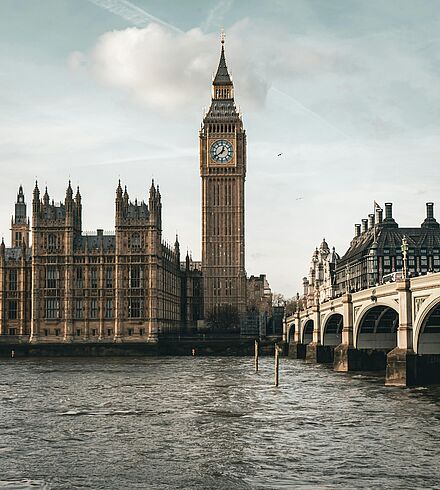 London Stadtbild mit Big Ben und Brücke über der Themse.
