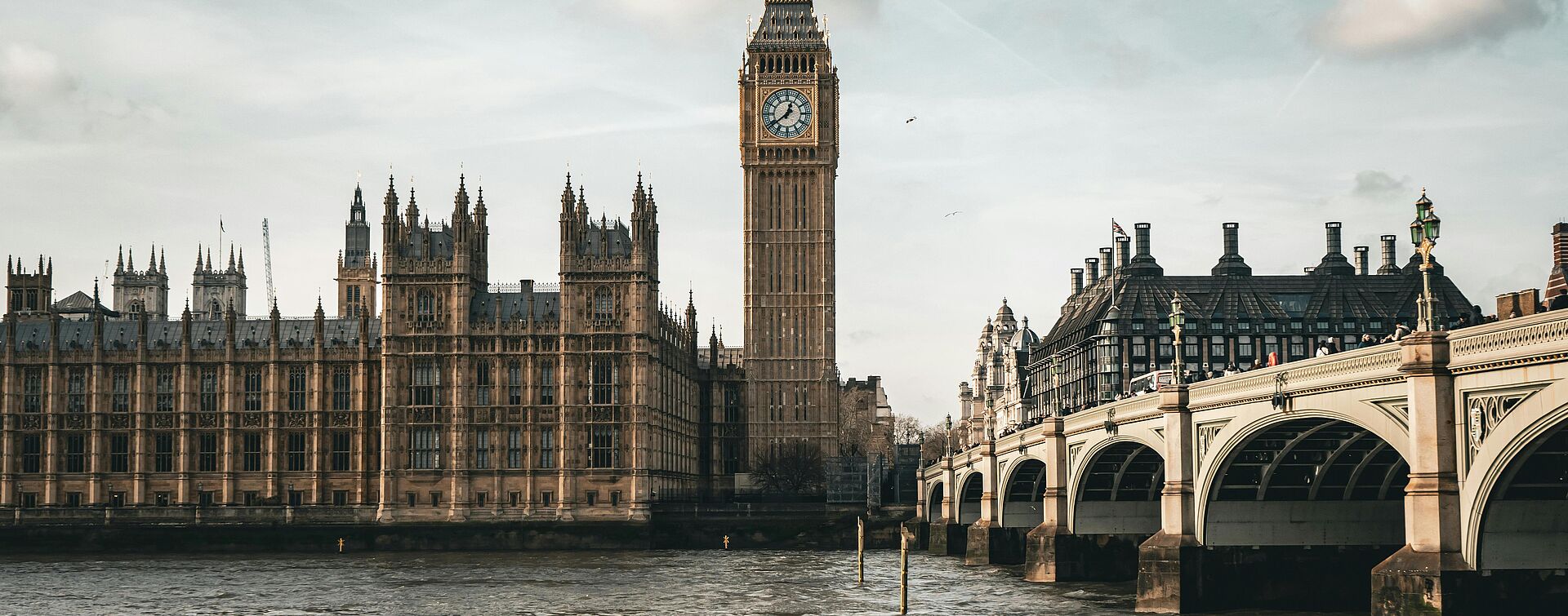 London Stadtbild mit Big Ben und Brücke über der Themse.