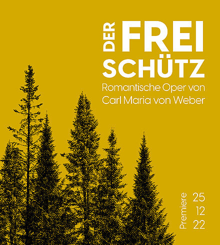 Gelbes Ankündigungsbild, weiße Beschriftung: „Der Freischütz“, „Romantische Oper von Carl Maria von Weber“, „Premiere: 25.12.22“. Dunkel schattierte Tannenlichtung.