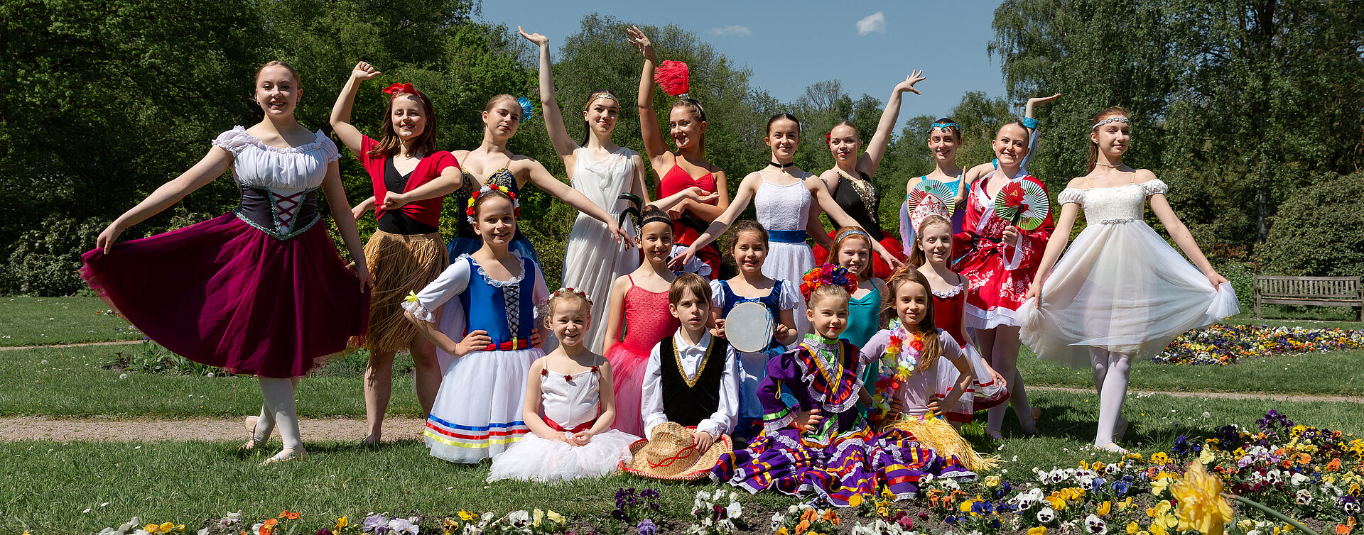 Tanzschüler:innen der Tanzschule in Trachten im Park.