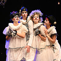 Die Clowns 1, 4, 3 und 2 stehen eng beisammen.