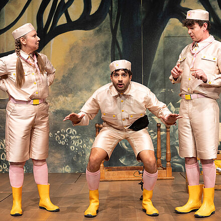 Drei Personen stehen auf der Bühne.