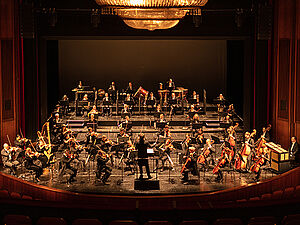 Das Philharmonische Orchester Bremerhaven während eines Sinfoniekonzertes auf der Bühne des Großen Hauses des Stadttheaters Bremerhaven.
