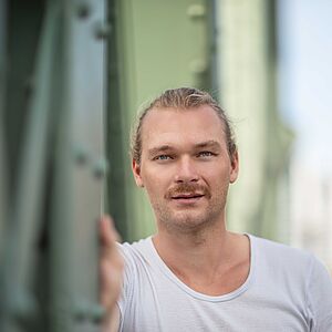 Portraitfoto von Leon Häder.