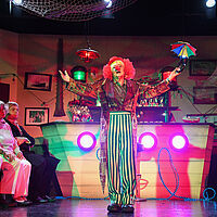 Frauke tritt verkleidet als Clown auf