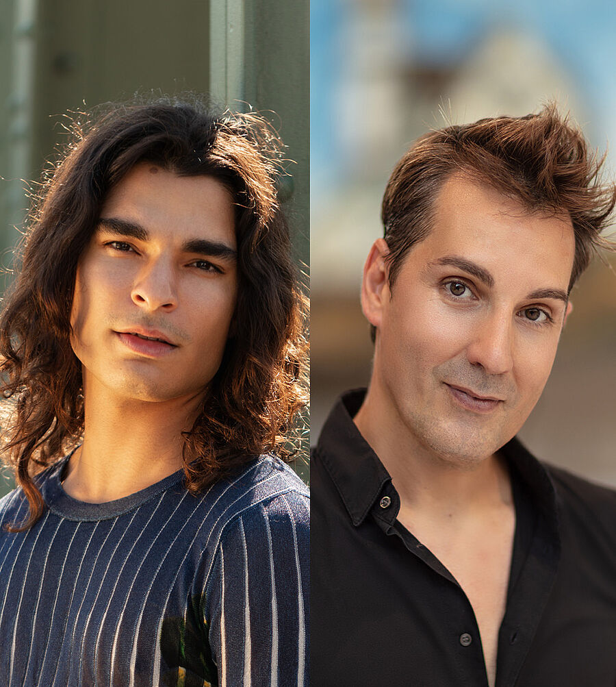 Portraitfotos von Pau Pérez Piqué (links) und Alfonso Palencia (rechts). Pau Pérez Piqué trägt sein schulterlanges braunes und gelocktes Haar offen. Sein Oberteil ist dunkelblau und weiß gestreift und weist rote Akzente auf. Er lehnt an einer grünen Stahlstrebe. Alfonso Palencia hält den Kopf leicht schräg. Sein Haar ist braun und über der Stirn hochgestylt. Er trägt ein schwarzes Hemd, dessen obere Knöpfe geöffnet sind.