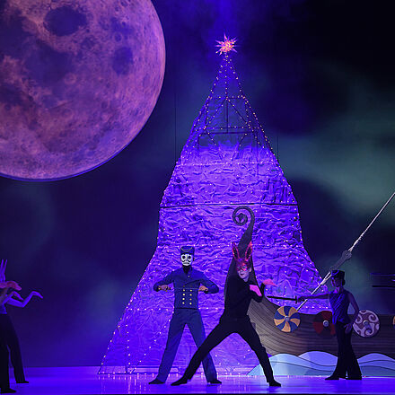 Hasen kämpfen gegen Nussknacker. Im Hintergrund schwebt ein Mond, rechts davon ein Schiff und ein großer Tannenbaum.