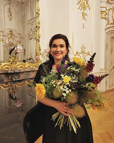 Preisträgerin Boshana Milkov mit Blumenstrauß