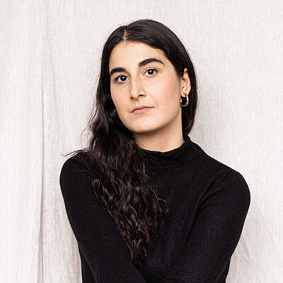 Berfin Orman (Fot: Gizem Güven) Portraitfoto von Berfin Orman.